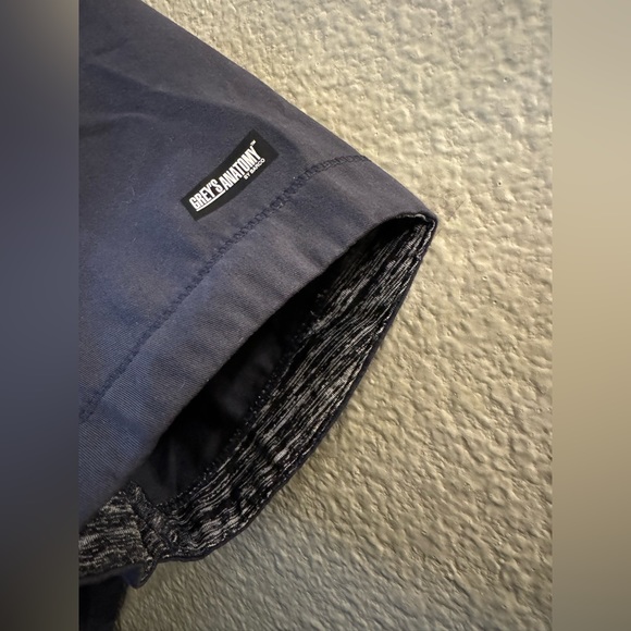 Grey's Anatomy Women Scrubs - Picture 2 of 4